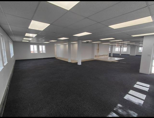 9,626M² OFFICE FOR SALE IN BRYANSTON
